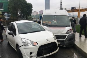 Servis aracı otomobile çarptı: 11 yaralı