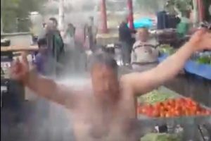 Pazarın çatısı aktı, esnaf soyunarak tepki gösterdi!