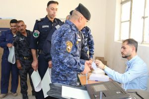 Kerkük'te güvenlik güçlerinin oy kullanma işlemi başladı