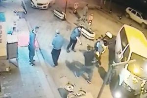 Silahla vurdu, araya girenlere tokat attı