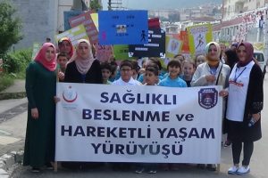 Bursa'da öğrenciler sağlık için yürüdü
