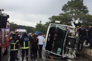 Minibüs, servis midibüsüne çarptı: 2 ölü, 11 yaralı