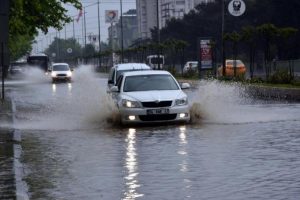 10 dakikalık yağışta yollar göle döndü