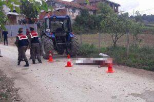 Komşusuna süt götürürken traktör çarpan kadın öldü