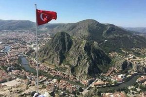 Amasya'da 3 genç, Huzur Tepesi'ne Türk bayrağı dikti