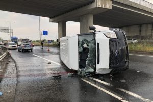 Kamyonet devrildi: 1 ölü, 2 yaralı