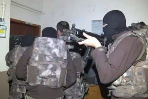 Zehir tacirlerine baskın: 25 gözaltı