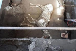 Mezar soyguncuları buldu! Taş kesilmiş halde...