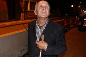 Görme engelli adamı gasp ettiler