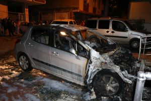 Boşandığı eşinin otomobilini benzin döküp yaktı