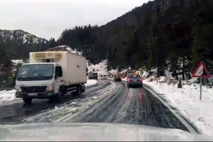 Mayıs ayında kar nedeniyle araçlar yolda kaldı