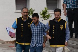 Genç kızı gasp eden yankesiciyi ayakkabısı ele verdi