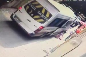 Minibüsten inmeye çalışan öğrenci ölümden döndü
