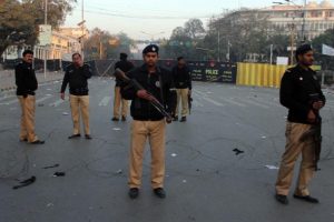 Pakistan'da polis aracına bombalı saldırı: 1 ölü, 13 yaralı