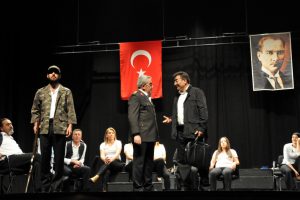 Bursa'da 'Azizname' seyirciyle buluştu