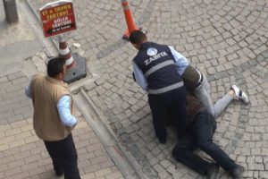 Dilenciye 'vurun' diyen zabıta için flaş karar