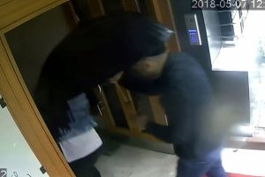 Şemsiyeli hırsızlar kamerada
