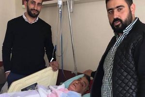 Kazada ayağı kopan kadına esnaftan akülü araç