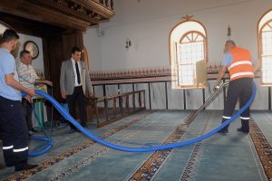 Bursa Osmangazi'deki camilerde Ramazan temizliği