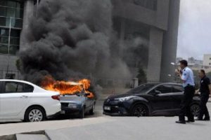 Adliye önünde otomobilini ateşe verdi