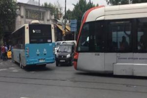 Tramvay ile otomobil çarpıştı: Bir yaralı