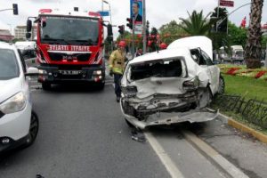 Kırmızı ışıkta duramayınca öndeki araca çarptı:1 yaralı