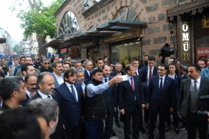 Çavuşoğlu ve Albayrak'a Bursa'da cuma namazı çıkışı büyük ilgi