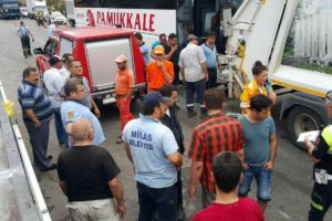 Yolcu otobüsü çöp kamyonuna çarptı: 9 yaralı