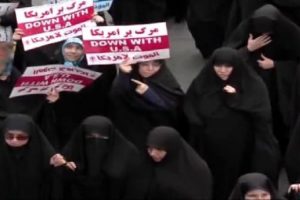 Protestocular Trump'ın kuklasını ateşe verdi