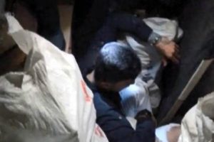 Uyuşturucu şüphelisi, çuvalların arasında yakalandı