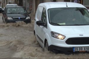 İzmir'de ev ve iş yerlerini su bastı