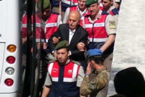 Bursa'da FETÖ'cü tahsilatçıdan Gülen imzalı Kur'an-ı kerim