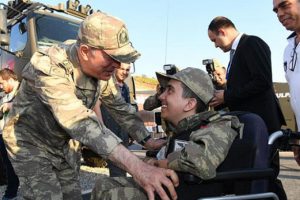 Orgeneral Akar'dan engelli gence yakın ilgi