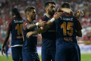 Başakşehir yarıştan kopmadı!