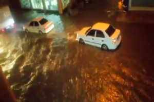 İskenderun'da ani bastıran yağmur, hayatı olumsuz etkiledi