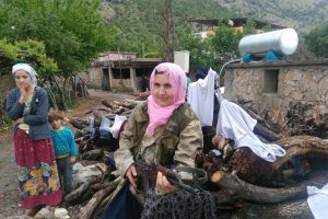Şehit eşinin silahıyla güvenlik koruculuğu yapıyor