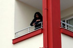 Tecavüze uğradığını iddia edip balkonda yardım istedi