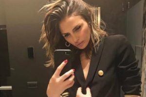 Emina Jahovic, uçakta hostese fal baktırdı!