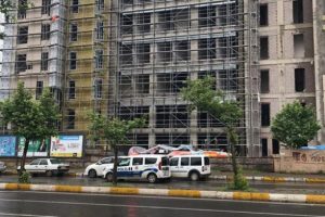 İnşaat iskelesi çöktü: Çok sayıda yaralı var!