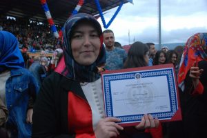 Kızı ile başladığı üniversiteyi birincilikle bitirdi