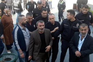 Bursa'da tutuklu kardeşinin aleyhine ifade veren tanığa sopayla saldırdı