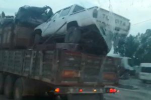 Bursa'da araç yüklü TIR trafikte tehlike saçtı