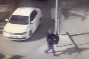 Engelliyi kucağında yolun karşısına taşıdı