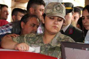 Şehidin eşi tabuttan gözünü alamadı!