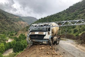 Elektrik direği bu kez hayat kurtardı!