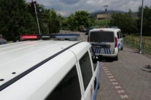 Alkol alıp, çaya düştü! ''Üzerimi kuruturum, rahat olun...''