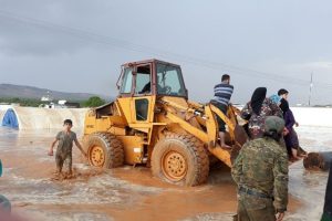 Çadırlarını sel suları basan Suriyeliler kepçelerle kurtarıldı