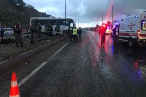 Öğrenci taşıyan tur otobüsü devrildi: 9 yaralı