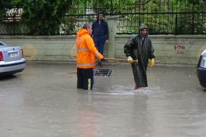 Aniden bastıran yağmur caddeleri göle çevirdi