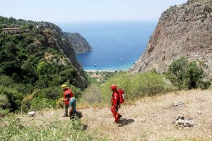 Fethiye'de uçurumda mahsur kalan tatilci kurtarıldı